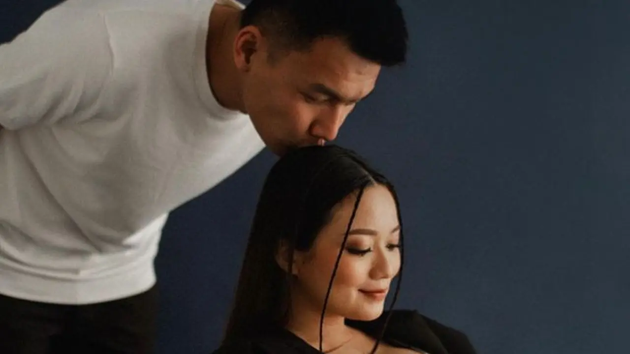 Hamil Anak Pertama, Intip 8 Gaya Maternity Shoot Stella Cornelia dengan Ragam Busana
