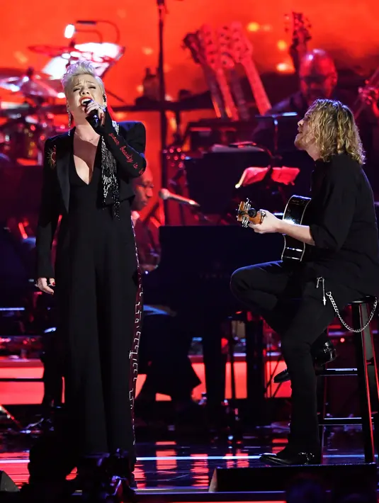 Penampilan Pink saat di atas panggung MusiCares Person of The Year 2019 untuk menghormati Dolly Parton di Los Angeles Convention Center, California (8/2). (AFP Photo/Frazer Harrison)