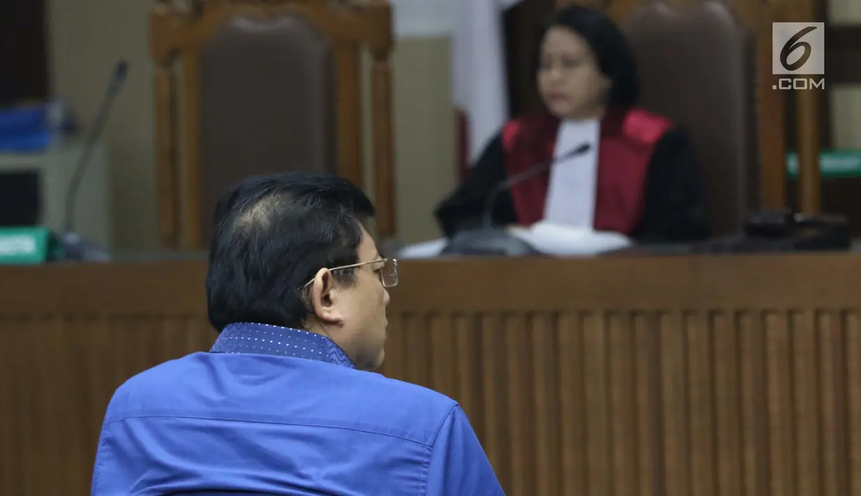 Terdakwa dugaan merintangi proses penyidikan KPK, Lucas saat mengikuti sidang pembacaan tuntutan oleh JPU KPK di Pengadilan Tipikor, Jakarta, Rabu (6/3). Lucas dituntut 12 tahun penjara dan denda Rp 600 juta. (Liputan6.com/Helmi Fithriansyah)
