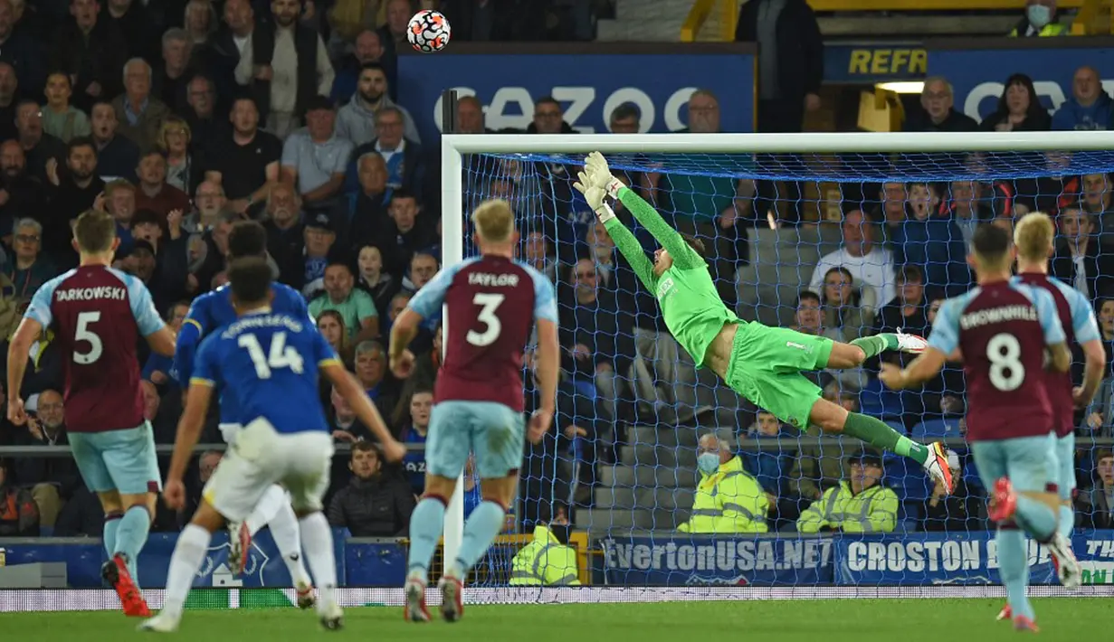 Penjaga gawang Burnley Nick Pope tidak dapat menyelamatkan tendangan dari pemain Everton Andros Townsend (kedua kiri) pada pertandingan Liga Inggris di Goodison Park, Liverpool, Inggris, 13 September 2021. Everton menang 3-1. (Oli SCARFF / AFP)