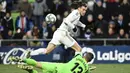 Gelandang Real Madrid, Gareth Bale, berusaha membobol gawang Getafe pada laga La Liga Spanyol di Stadion Col Alfonso Perez, Getafe, Sabtu (4/1). Getafe kalah 0-3 dari Madrid. (AFP/Oscar Del Pozo)