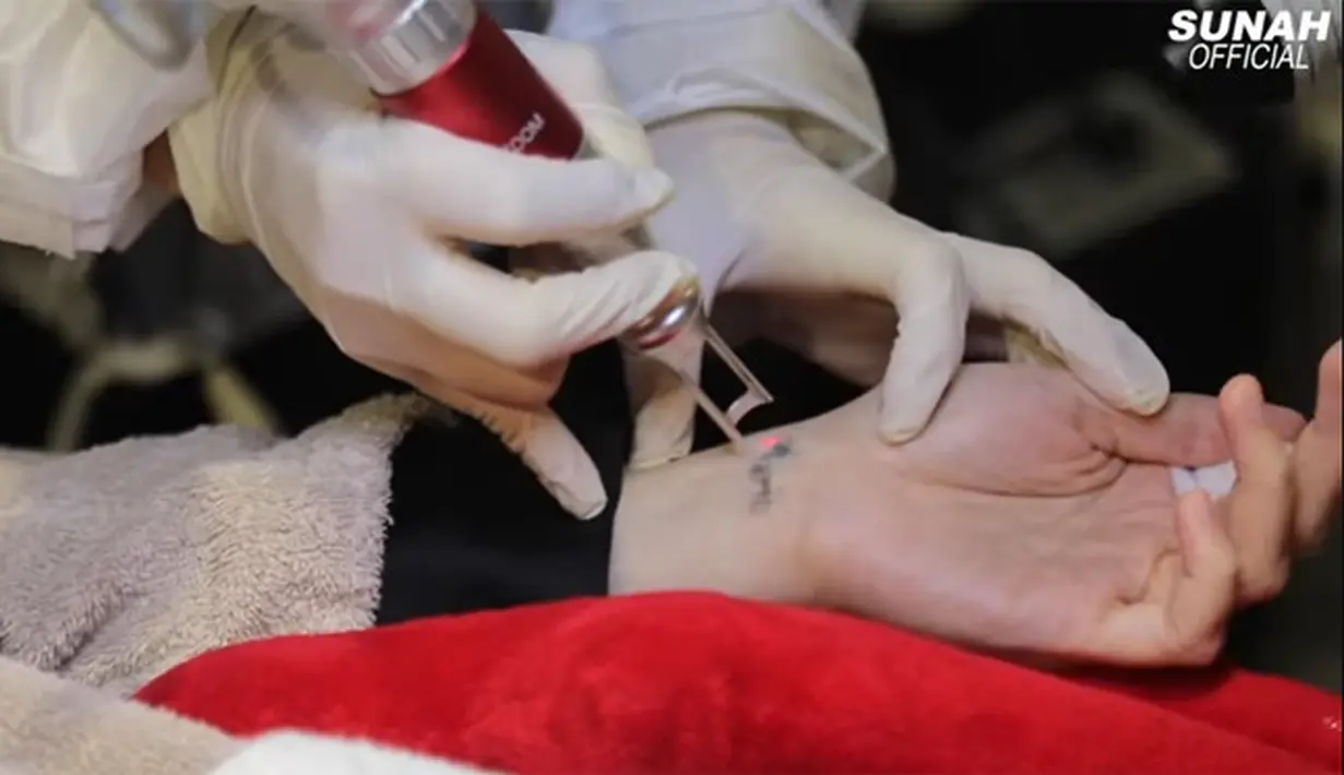 Nathalie Holscher (Youtube/ Sunah Official)