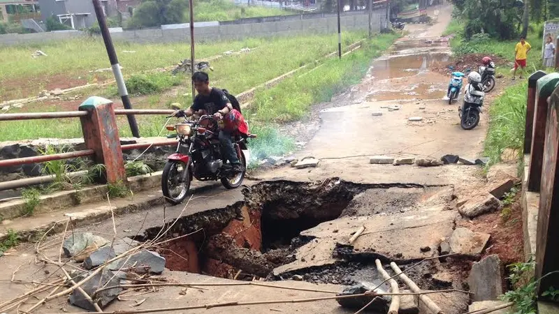 Jembatan ambles di Depok