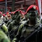 Prajurit Komando Pasukan Khusus (Kopassus) saat defile pasukan pada Upacara Penyerahan Satuan di Lapangan Mako Kopassus, Jakarta, Jumat (23/3).(Liputan6.com/Faizal Fanani)