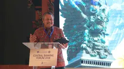 Gubernur BI Perry Warjiyo menjawab pertanyaan dalam sesi Central Banking Forum 2018 di IMF-WB Group 2018, Bali, Rabu (10/10). Forum tersebut membahas berbagai isu perekonomian terutama kebijakan moneter dan pertumbuhan ekonomi. (Liputan6.com/Angga Yuniar)
