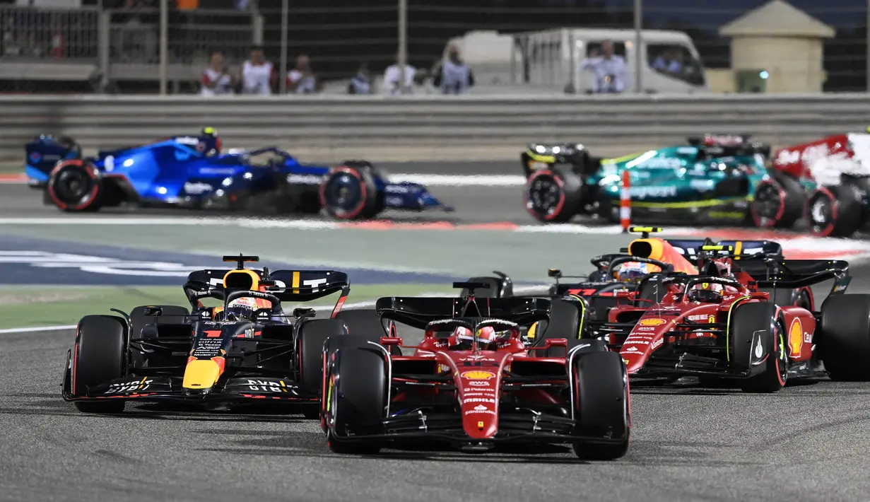 Charles Leclerc memulai balapan dari pole position dan dengan mantap melahap 57 lap di Bahrain International Circuit. (AFP/Ozan Kose)