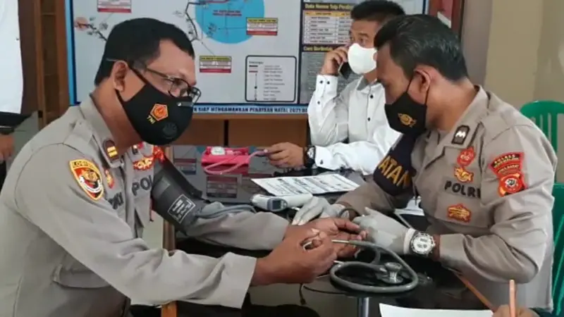 Beberapa anggota Polres Tasikmalaya, Jawa Barat tengah mengikuti gebyar vaksinasi ketiga booster di Mako Polres Tasikmalaya.
