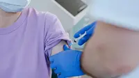 Ilustrasi orang yang sedang melakukan vaksinasi booster demi mencegah penularan Covid-19. Credits: pexels.com by SHVETS production