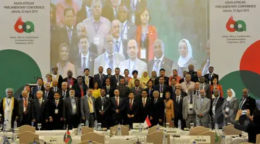 Para delegasi parlemen Negara Asia-Afrika berpose bersama usai penandatanganan deklarasi hasil Konferensi Parlemen Asia Afrika, Jakarta, Kamis (23/04/2015). Salah satu deklarasi adalah mendukung kemerdekaan Palestina. (Liputan6.com/Andrian M Tunay) 