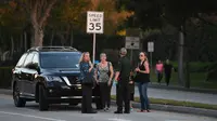 Orangtua siswa yang panik mencari kabar anak mereka setelah laporan penembakan massal sekolah menengah atas di Parkland, Florida, AS, Rabu (14/2). Pelaku sebelumnya pernah bersekolah di sekolah itu, dan dikeluarkan karena pelanggaran disiplin (AP PHOTO)