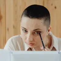 Cat's eye akan membuat mata terlihat lebih hidup di balik kacamata. (Foto: Pexels/Karolina Grabowska)