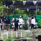 Tampak tim forensik dari Polda Metro Jaya telah yang melakukan otopsi di makam jenazah korban Allya, Jakarta, Rabu (13/1). Proses otopsi sendiri berjalan tertutup agar berjalan lancar. (Liputan6.com/Yoppy Renato)