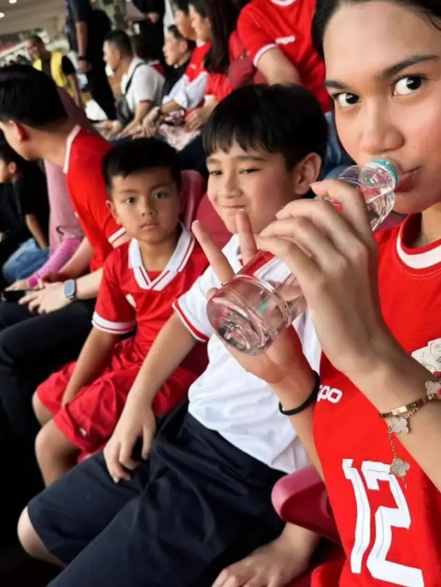 Azizah Salsha saat “Momong” Rafathar  dan Magika Putra Nia Ramadhani Menyaksikan Timnas Langsung di GBK.