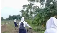 Viral Siswi SMP Minta Presiden Prabowo Perbaiki Jalanan ke Sekolahnya yang Rusak dan Berlumpur