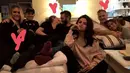 Keberadaan The Weeknd menjadi pertanyaan besar, melihat Selena yang memamerkan kebahagiaan di media sosial hanya bersama teman-teman tanpa didampingi kekasih barunya. (doc.aceshowbiz.com)