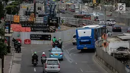 Pengendara sepeda motor melintasi Jalan MH Thamrin, Jakarta, Kamis (11/1). Kebijakan ganjil genap akan diberlakukan untuk menggantikan larangan melintas sepeda motor yang telah dicabut di Jalan MH Thamrin. (Liputan6.com/Faizal Fanani)