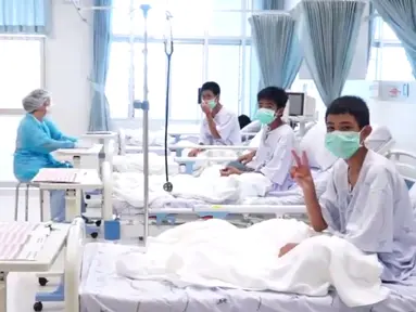 Tim sepak bola remaja Thailand dirawat di rumah sakit di Chiang Rai, Thailand, Rabu (11/7). Tim SEAL AL Thailand berhasil mengevakuasi seluruh korban dari dalam gua. (Thai Government Public Relations Department (PRD)and Government Spokesman Bureau/AFP)
