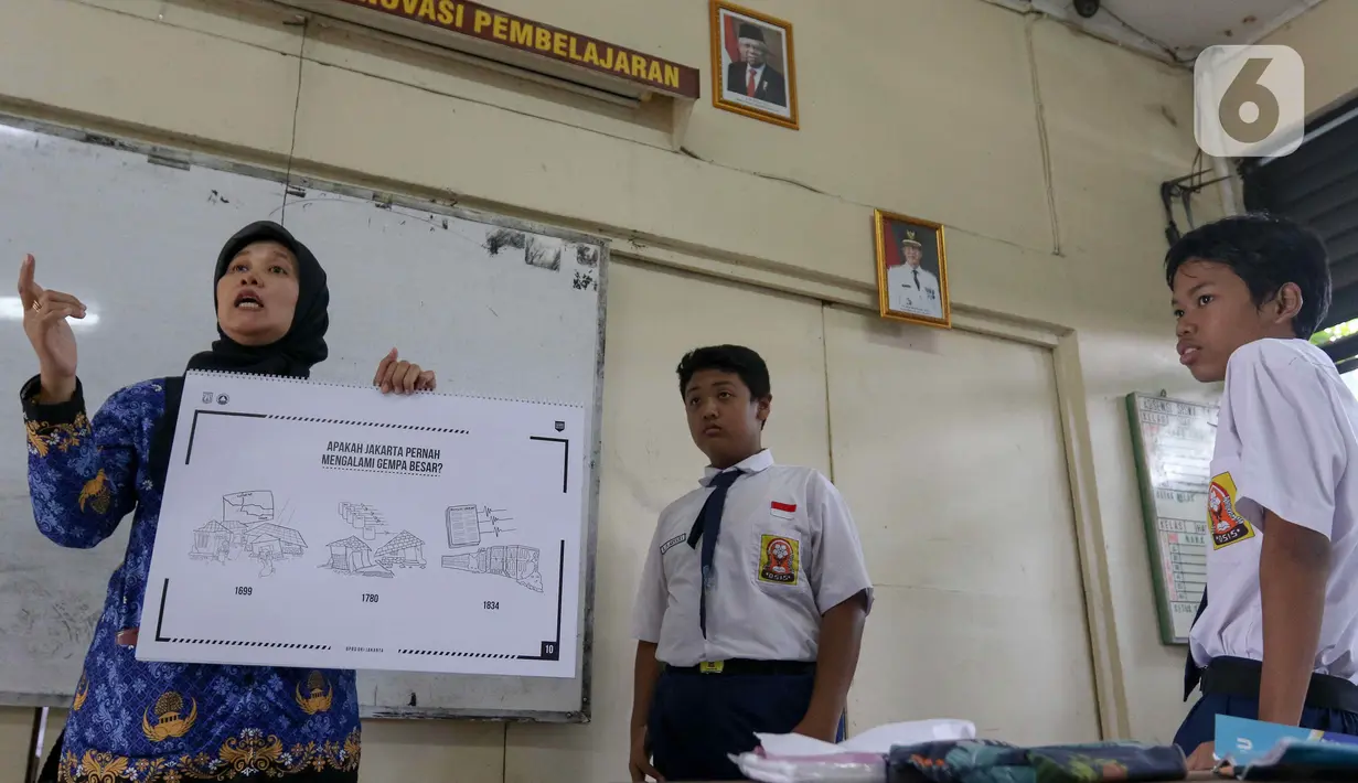 Badan Penanggulangan Bencana Daerah (BPBD) Jakarta bersama para guru SMPN 50 Jakarta memberi edukasi dan mitigasi terkait penanganan pertama jika terjadi gempa bumi. (Liputan6.com/Herman Zakharia)
