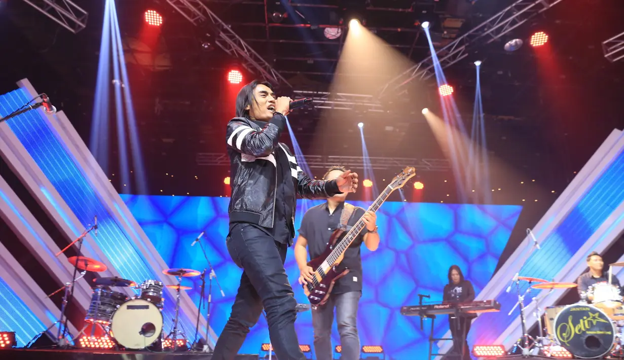 Penampilan Charly bersama Setia Band di The Biggest Concert Super Band, yang disiarkan secara langsung SCTV dari Studio Penta, Kebon Jeruk, Jakarta Barat Rabu, (5/10/2016) malam. (Adrian Putra/Bintang.com)