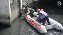 Tim gabungan Damkar, BPBD, dan KLHK dikerahkan untuk mencari keberadaan buaya di Kali Grogol, Jakarta Barat, Kamis (28/6). Hingga saat ini tak seekor pun buaya yang berkeliaran di Kali Grogol, Jalan Jelambar bisa ditangkap. (Merdeka.com/Iqbal S. Nugroho)