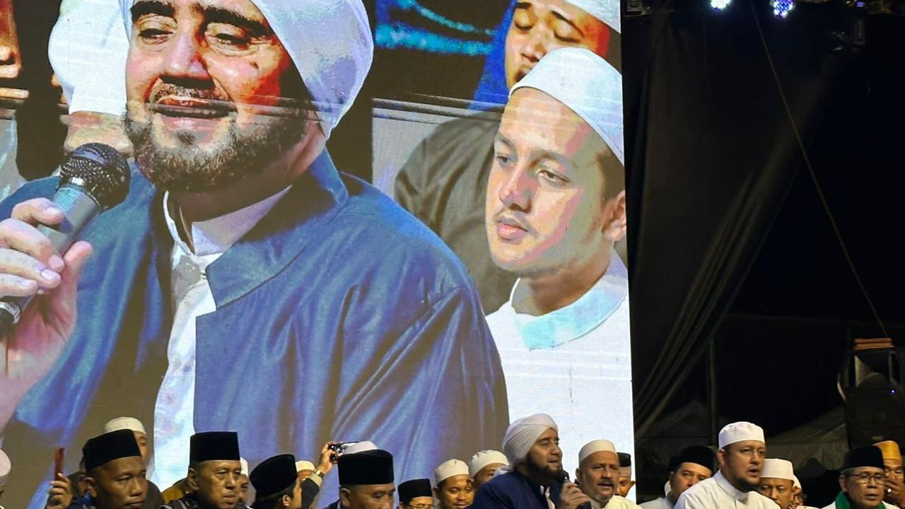 Habib Syech saat menghadiri acara Lampung Bersholawat di lapangan Hadimulyo Barat, Metro, Lampung pada Sabtu malam, (9/9/2023).