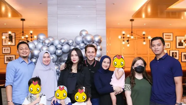 Jarang Tersorot, Ini 6 Potret Kebersamaan Andhika Pratama dan Dua Adiknya