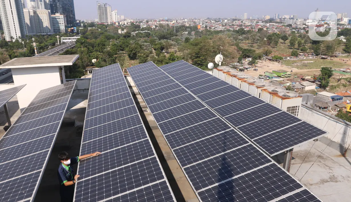 Pekerja melakukan pengecekan panel surya di atas gedung di kawasan Jakarta, Senin (31/8/2020). Pemerintah tengah menyiapkan peraturan presiden terkait energi baru terbarukan dan konservasi energi agar target 23 persen bauran energi di Indonesia bisa tercapai pada 2045. (Liputan6.com/Angga Yuniar)