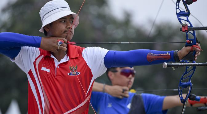 Pepanah Indonesia, Riau Ega Agata, yang turun di tim beregu campuran gagal mempersembahkan emas di test event Asian Games 2018 setelah takluk 3-5 dari Taiwan di final. (dok. Inasgoc)