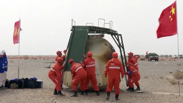 FOTO: 3 Astronot China Kembali Injakkan Kaki di Bumi