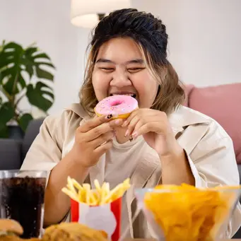 Mengonsumsi terlalu banyak dan sering makanan ultraproses bisa jadi sarang masalah kesehatan yang serius bagi tubuh kita. (Foto dok: Freepik/Studioredcap).