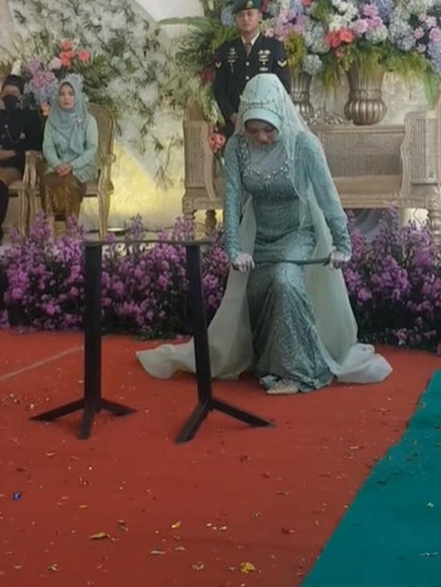 Viral Pengantin Wanita Beraksi Patahkan Besi di Acara Pernikahannya, Bikin Melongo