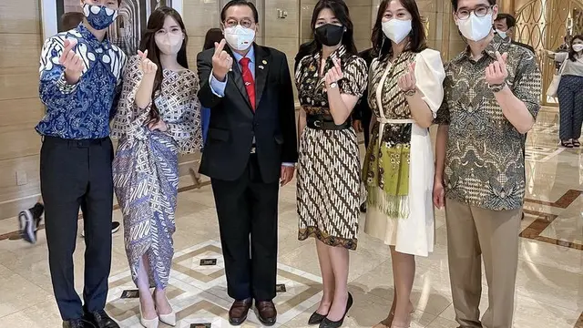 Penampilan serba batik Youtuber dengan Konten Indonesia-Korea saat bertemu Jokowi, credit: @amelia_tantono