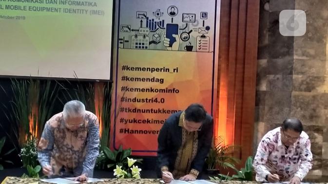 Penandatanganan Permen IMEI di Kantor Kemenperin di Jakarta, Jumat (18/10/2019). (Liputan6.com/ Athika Rahma)