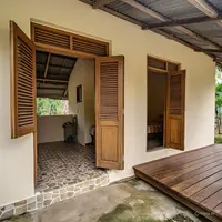 Rumah 5x7 Gaya Tropis dengan Teras Kayu Terbuka (Liputan6.com/MetaAi)