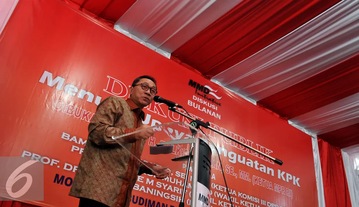 Ketua MPR Zulkifli Hasan memberikan sambutan saat menghadiri diskusi Publik di MMD Institute, Jakarta, Selasa (16/2/2016). Diskusi ini bertajuk "Menuju Upaya Penguatan KPK". (Liputan6.com/Johan Tallo)