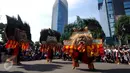 Penari Reog Ponorogo beraksi saat pelaksanaan Car Free Day di kawasan Jalan Jenderal Surdirman, Jakarta, Minggu (13/3/2016). Penampilan Reog Ponorogo ini sosialisasi menuju pengakuan UNESCO sebagai warisan budaya dunia. (Liputan6.com/Helmi Fithriansyah)