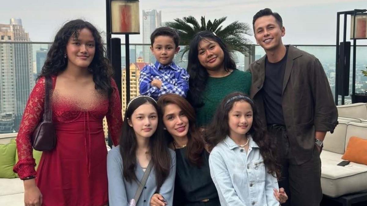 6 Potret Perayaan Ultah Ussy Sulistiawaty ke-45, Intimate Bersama Keluarga