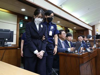 Mantan Ibu Negara Korea Selatan, Kim Keon Hee (tengah) saat tiba untuk menjalani sidang perdana kasus dugaan korupsi di Pengadilan Distrik Pusat Seoul pada 24 September 2025. (Chung Sung-Jun/POOL/AFP)