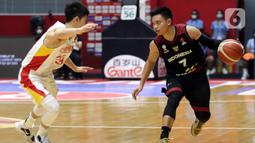 Pebasket Timnas Indonesia, Andakara Prastawa Adhyaksa (kanan) mencoba melewati adangan Weize Jiang (China) pada laga playoff perempat final FIBA Asia Cup 2022 di Istora Senayan, Jakarta, Senin (18/7/2022). Timnas basket Indonesia tersingkir dari ajang FIBA Asia Cup 2022 usai menelan kekalahan telak 58-108 dari China. (Liputan6.com/Helmi Fithriansyah)