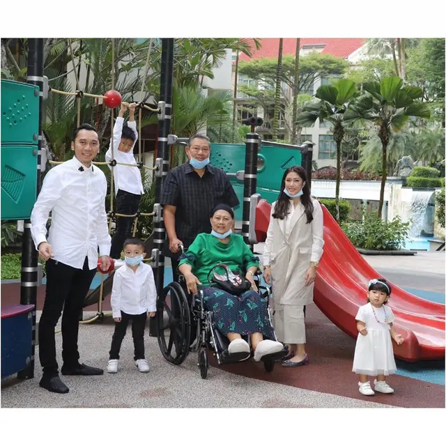 Ani dan Putra (Sumber: Instagram/ibasyudhoyono/agusyudhoyono)