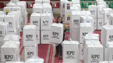 Petugas mengangkat kotak surat suara Pemilu 2024 di GOR Cempaka Putih, Jakarta, Selasa (6/2/2024). (merdeka.com/Imam Buhori)