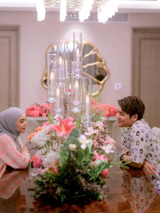 Tak hanya saling berpelukan, Lesti Kejora, dan Rizky Billar juga memberikan tatapan mesra saat duduk saling berhadapan. (Foto: Instagram/@lestykejora)