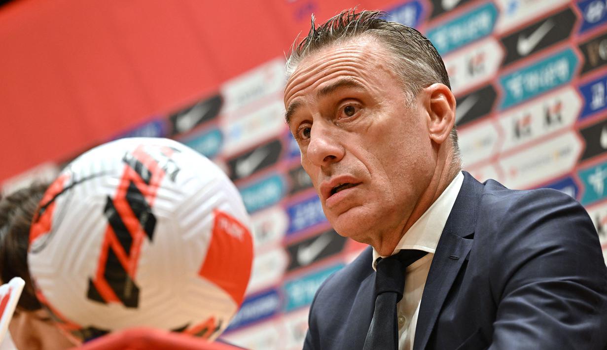 Paulo Bento ditetapkan sebagai pelatih Timnas Uni Emirat Arab sejak 9 Juli 2023 setelah sebelumnya menjadi pelatih Timnas Korea Selatan sejak 17 Agustus 2018 hingga 5 Desember 2022. Beberapa klub top Eropa yang sempat dibesutnya adalah Sporting Lisbon dan Olympiacos. (AFP/Jung Yeon-je)