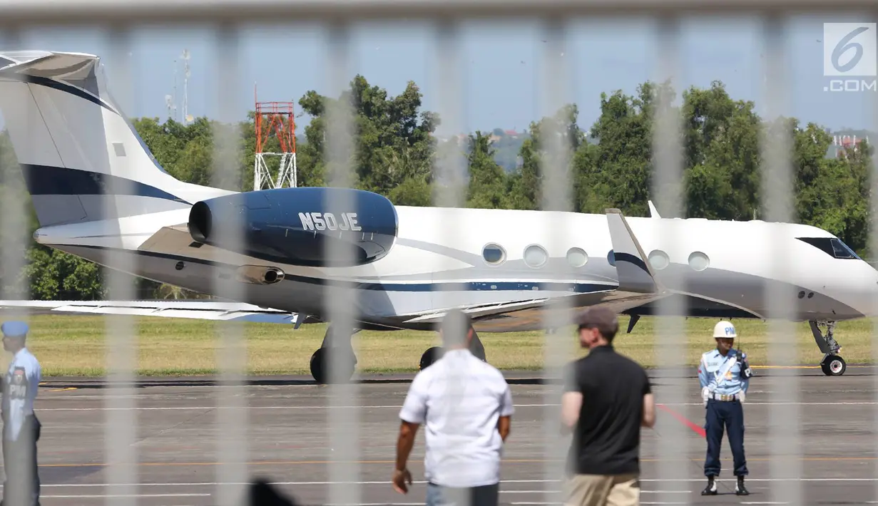 Pesawat jet pribadi jenis Gulfstream N50JE yang ditumpangi Barack Obama di landasan pacu Base Ops Lanud Ngurah Rai, Bali, Rabu (28/6). Obama meninggalkan Bali setelah berlibur bersama keluarga untuk menuju Yogyakarta (Liputan6.com/Immanuel Antonius)