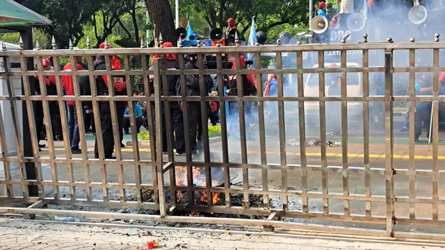Sejumlah kelompok buruh melakukan aksi demonstrasi di Balai Kota menjelang pengumuman UMP DKI Jakarta 2024 pada Selasa (21/11/2023).