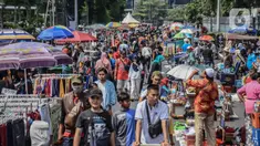 Pedagang kaki lima (PKL) berjualan di kawasan Jalan Sumenep, Jakarta, Minggu (17/11/2019). Setelah adanya larangan berjualan saat car free day (CFD) di kawasan Bundaran Hotel Indonesia, para PKL kini menjajakan dagangannya di Jalan Sumenep dan Jalan Pamekasan. (Liputan6.com/Faizal Fanani)