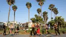 Orang-orang bermain sepatu roda di sepanjang Venice Beach di Venice, California, Kamis (3/9/2020). Permintaan sepatu roda di Amerika Serikat mengalami peningkatan tajam untuk mencari aktivitas di luar ruangan di tengah pembatasan sosial akibat corona Covid-19. (Mario Tama/Getty Images/AFP)