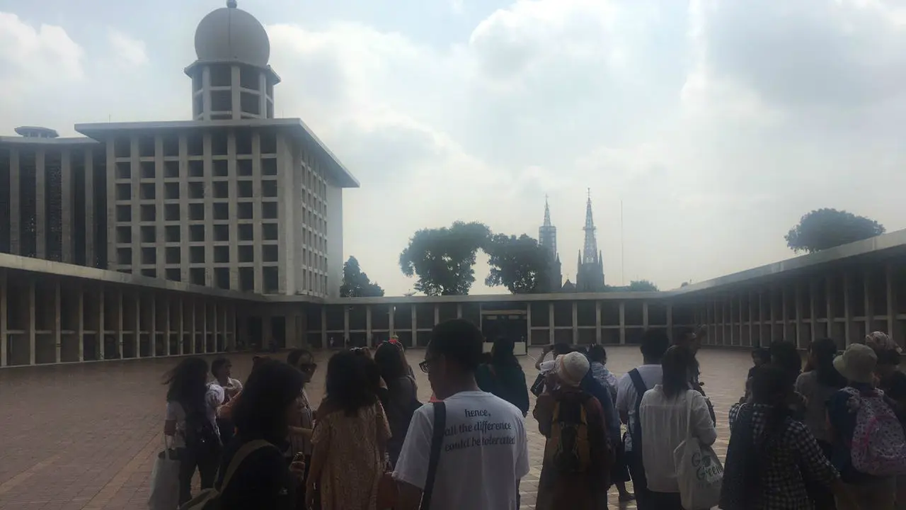 Peserta tur rumah ibadah