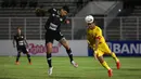 Pemain Tira Persikabo, Ciro Alves, saat melawan pada Bhayangkara FC laga Liga 1 2019 di Stadion Madya, Senayan, Jakarta, Kamis (4/7/2019). Kedua tim bermain imbang 1-1. (Bola.com/Yoppy Renato)