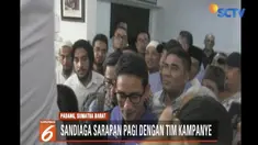 Ratusan massa khususnya ibu-ibu, menunggu di luar rumah makan untuk bersalaman dan berfoto bersama.